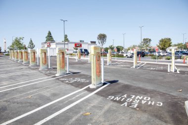 Los Angeles, California, ABD - 04-26-2021: Tesla Supercharger istasyonunun bir otoparktaki yeni kurulumunun görüntüsü.