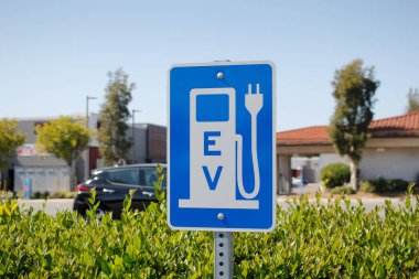 Elektrikli taşıt park yeri ve şarj için şehir tabelası ve sembolü.