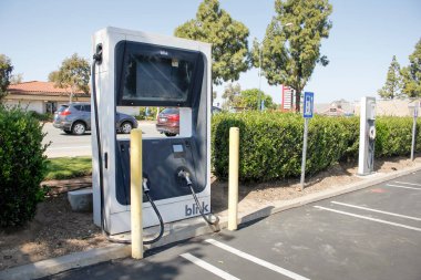 Los Angeles, Kaliforniya, ABD - 04-26-2021: Otoparktaki bir Blink elektrikli araç şarj istasyonu pompa alanının görüntüsü.