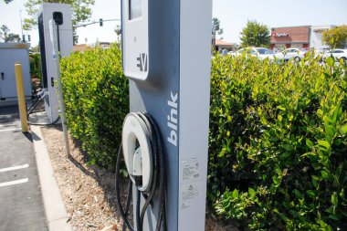 Los Angeles, California, ABD - 04-26-2021: Ticari bir otoparkta görülen Blink elektrikli araç şarj istasyonu pompası manzarası.