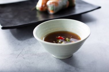 Yumurtalı börek için baharatlı sos manzarası..