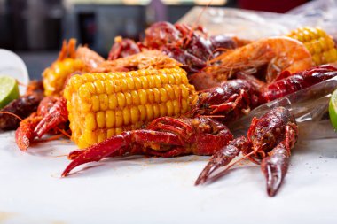 Plastik bir torbadan dökülen bir yığın kerevitin yakın çekim görüntüsü..