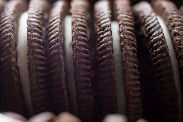 Une Vue Rapprochée Une Rangée Biscuits Sandwich Chocolat — Photo