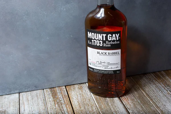 Los Angeles, Kaliforniya, ABD - 05-23-2021: Bir şişe Gay Barbabos Rum Dağı manzarası.