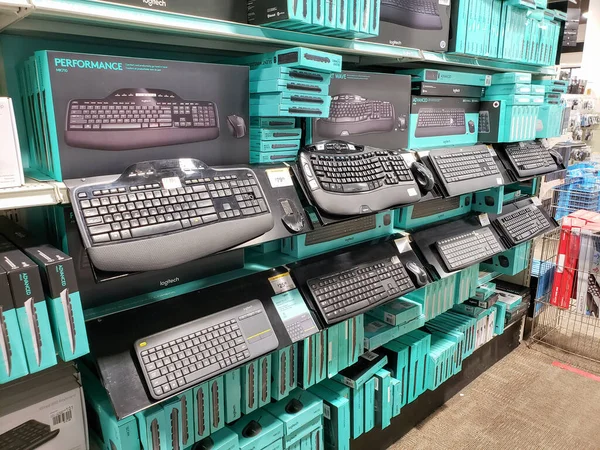 美国加利福尼亚州洛杉矶 2021年4月26日 在当地一家电子商店展出的几块计算机键盘的照片 — 图库照片