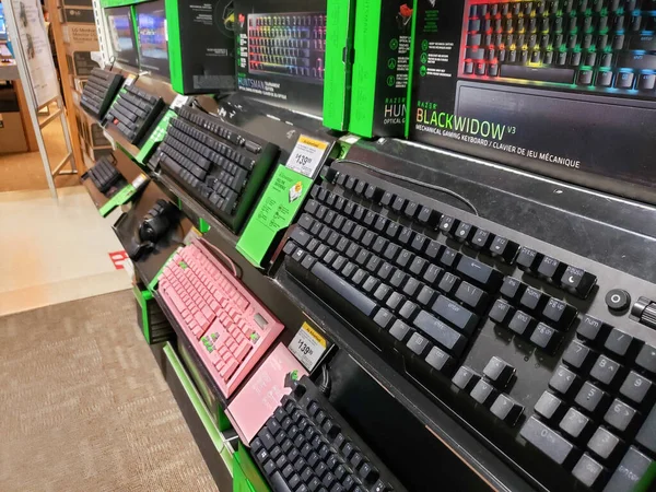 ロサンゼルス カリフォルニア州 アメリカ 2021 いくつかのコンピュータゲームグレードのキーボードのビュー ローカル電子ストアで表示されます — ストック写真