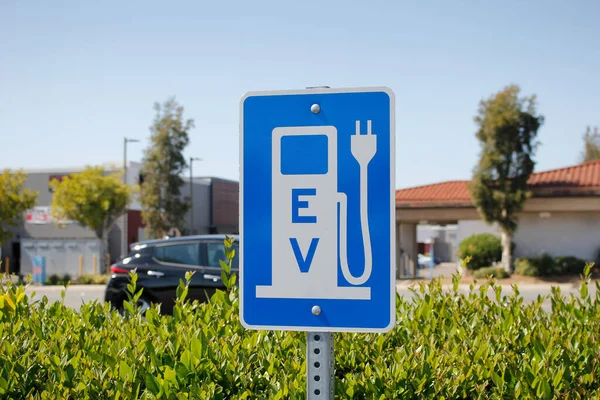 Elektrikli taşıt park yeri ve şarj için şehir tabelası ve sembolü.