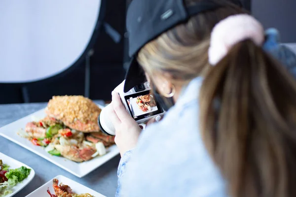 ロサンゼルス カリフォルニア 2021 レストランの設定で食べ物の写真を撮るためにキヤノンのカメラを使用して女性の見解 — ストック写真