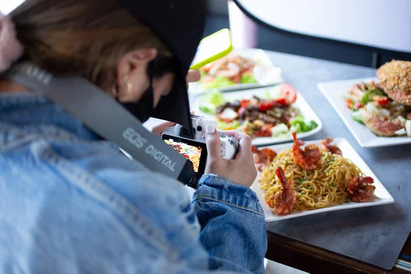 ロサンゼルス カリフォルニア 2021 レストランの設定で食べ物の写真を撮るためにキヤノンのカメラを使用して女性の見解 — ストック写真