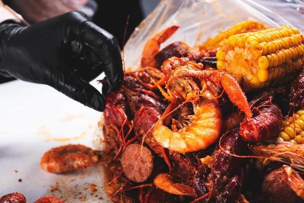 View Hand Opening Plastic Bag Full Seafood Boil Local Restaurant — Stock Photo, Image