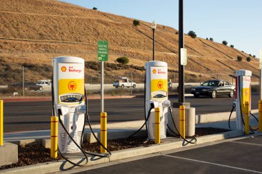 Los Angeles, California, ABD - 07-03-2021: Bir alışveriş merkezinin otoparkında görülen Shell Yeniden Şarj Edici elektrikli araç manzarası.