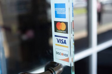 Los Angeles, California, ABD - 10-02-2021: Yerel bir restoranda kabul edilen çok sayıda popüler kredi kartı markasının yer aldığı bir pencere etiketinin görüntüsü.