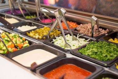 Restoran yemek sergisi manzarası, çeşitli kişiselleştirilmiş malzeme içeriyor..