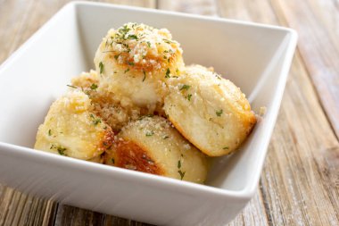 Bir kase sarımsaklı düğüm..