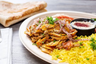 Restoranda ya da mutfak ortamında tavuklu shawarma tabağı manzarası..