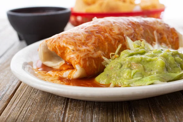 Una Vista Burrito Húmedo Con Lado Guacamole —  Fotos de Stock