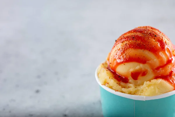 Blick Auf Eine Tasse Veganes Eis Mit Mangonada Geschmack Auf — Stockfoto