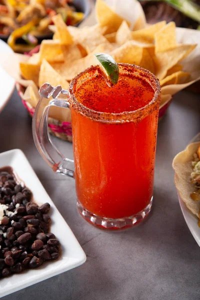 Una Vista Una Bebida Michelada Entre Una Variedad Entradas Mexicanas — Foto de Stock