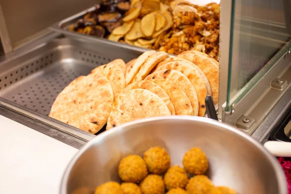 Över Matplatsen Med Vitabröd Potatisskivor Och Falafelbollar Ses Lokal Restaurang — Stockfoto