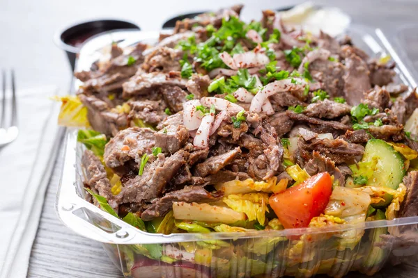 Uma Vista Recipiente Plástico Carne Shawarma Salada Restaurante Cozinha — Fotografia de Stock