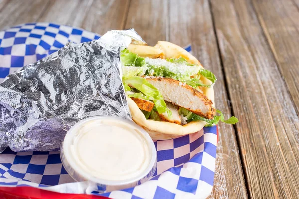 Una Vista Una Envoltura Pita Pollo Parrilla —  Fotos de Stock