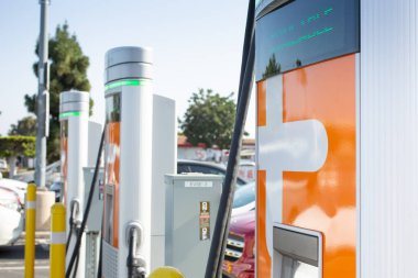 Los Angeles, California, ABD - 04-26-2021: Yerel bir otoparkta görülen şarj noktası elektrikli araç ünitelerinin görüntüsü.