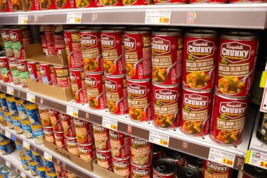 Los Angeles, California, ABD - 05-21-2021: Yerel bir bakkalda sergilenen birkaç kutu Campbell 's Chunky çorbası manzarası.