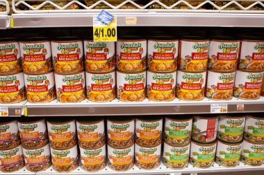 Los Angeles, California, ABD - 05-21-2021: Birkaç kutu Juanita 's Foods Meksika çorbası yerel bir bakkalda sergileniyor.