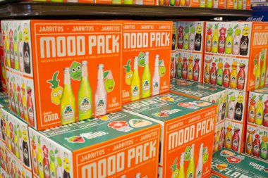 Los Angeles, California, ABD - 05-21-2021: Yerel bir markette sergilenen çok sayıda Jarritos Mood Packs vakasının görüntüsü.