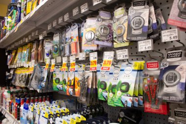 Los Angeles, California, ABD - 05-21-2021: Çeşitli araba parfümü ürünleriyle dolu duvar askılarının manzarası, yerel bir bakkalda sergileniyor.