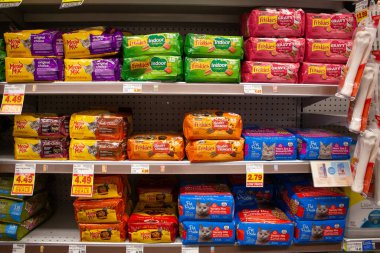 Los Angeles, California, ABD - 05-21-2021: Friskies, Meow Mix ve Pet Pride markalarının yer aldığı çok sayıda kuru kedi maması paketi yerel bir bakkalda sergileniyor.