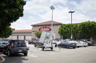 Los Angeles, California, ABD - 05-21-2021: Yerel bir alışveriş merkezinin otoparkında görülen devriye kamerası polis karavan sistemi.