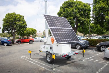Los Angeles, California, ABD - 05-21-2021: Yerel bir alışveriş merkezinin otoparkında görülen güneş enerjili devriye kamerası polis karavanı sistemi.