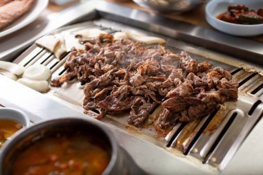 Kore mangal restoranında görülen ince dilimlenmiş sığır eti manzarası..