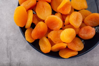 Bir tabak kurumuş kayısının yukarıdan görünüşü.