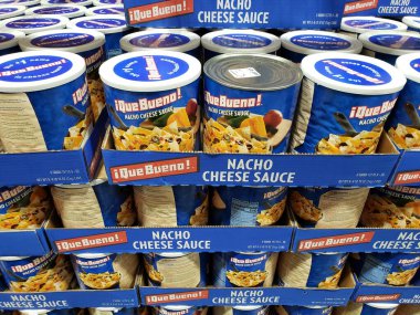 Los Angeles, California, ABD - 07-15-2021: Yerel büyük bir markette sergilenen çok sayıda büyük kutu Que Bueno nacho peynir sosu manzarası.