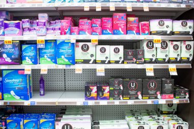 Los Angeles, California, ABD - 08-10-2021: Kotex, Stayfree, Carefree ve Always Always 'in yer aldığı yerel bir bakkalda sergilenen çok sayıda popüler tampon markasının görüntüsü.
