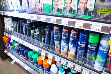 Los Angeles, California, ABD - 08-10-2021: Yerel bir bakkalda sergilenen çok sayıda erkek tıraş köpüğü konteynırının görüntüsü.