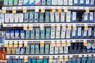Los Angeles, Kaliforniya, ABD - 08-10-2021: Yerel bir bakkalda sergilenen ve popüler deodorant markalarına adanmış çok sayıda rafın manzarası.