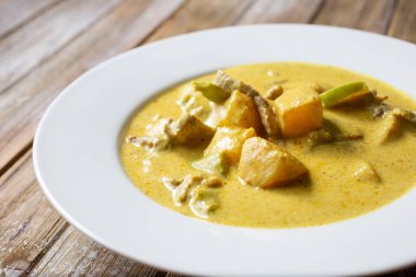 Bir kase sarı Tayland körisi..