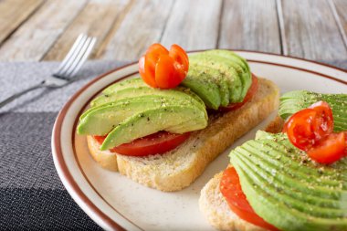 Avokado tostu manzarası.