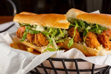 Bir restoranda ya da mutfak ortamında Po 'Boy Sandviçi manzarası.