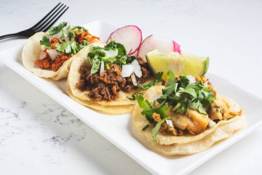 Restoranda ya da mutfak ortamında bir tabak tako manzarası..