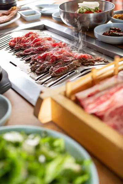 Una Vista Carne Res Cocida Rodajas Fondo Cortes Carne Cruda —  Fotos de Stock