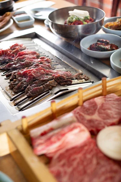 View Cooked Sliced Beef Background Raw Beef Cuts Foreground Seen — Stock Photo, Image