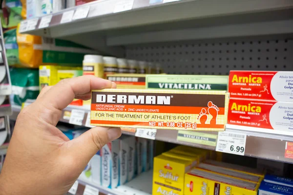 美国加利福尼亚州洛杉矶 2021年10月8日 一只手拿着德尔曼抗真菌药膏的照片在当地一家杂货店展出 — 图库照片