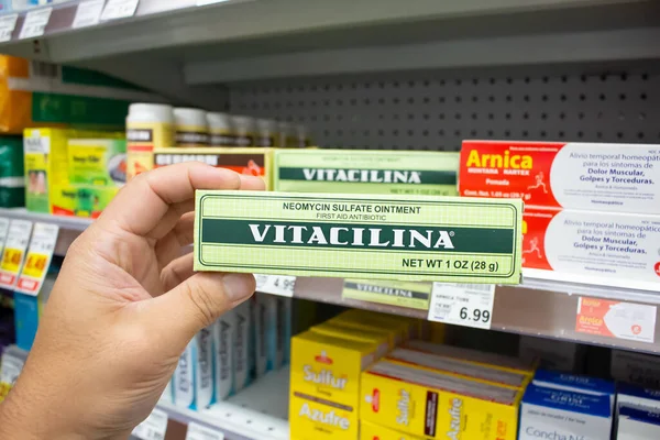 美国加利福尼亚州洛杉矶 2021年10月8日 一只手拿着一包维他西利娜软膏的照片在当地一家杂货店展出 — 图库照片