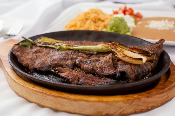 Una Vista Plato Carne Asada Sartén Con Lado Arroz Frijoles — Foto de Stock