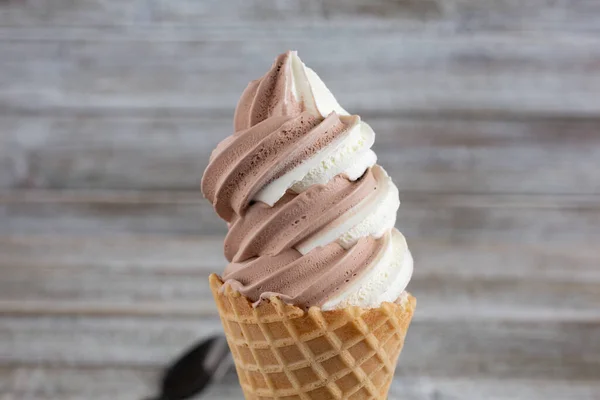 Nahaufnahme Einer Gefrorenen Joghurt Schokolade Vanille Wirbel Auf Einem Waffelkegel — Stockfoto