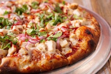 Biftek soslu tavuk sosu ve kızarmış tavuk pizzasının yakın çekim görüntüsü..